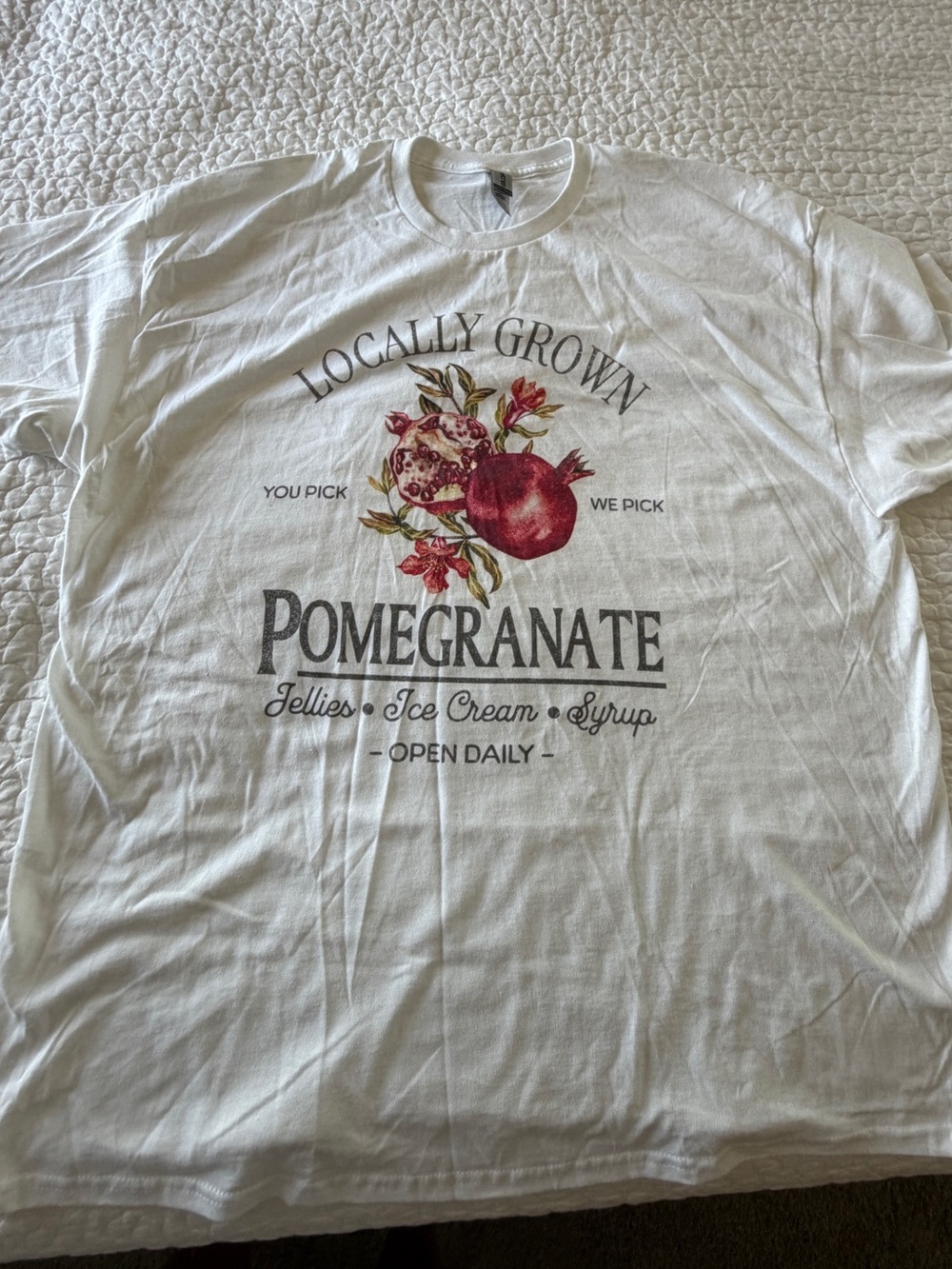Women’s White graphic tee pomegranates 2XL NEW